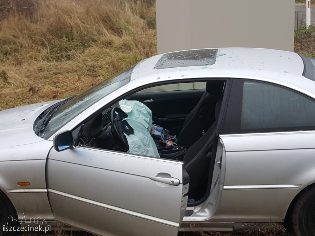 BMW wpadło na tory. Wstrzymano ruch pociągów