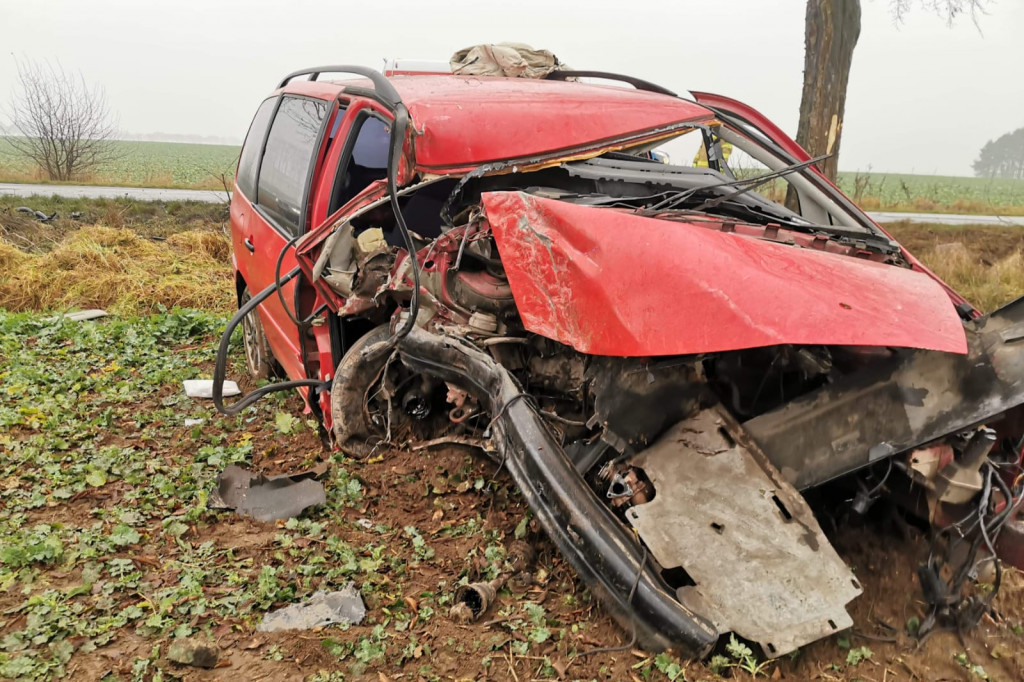 Volkswagen z dużą siłą uderzył w drzewo. Jedna osoba w szpitalu