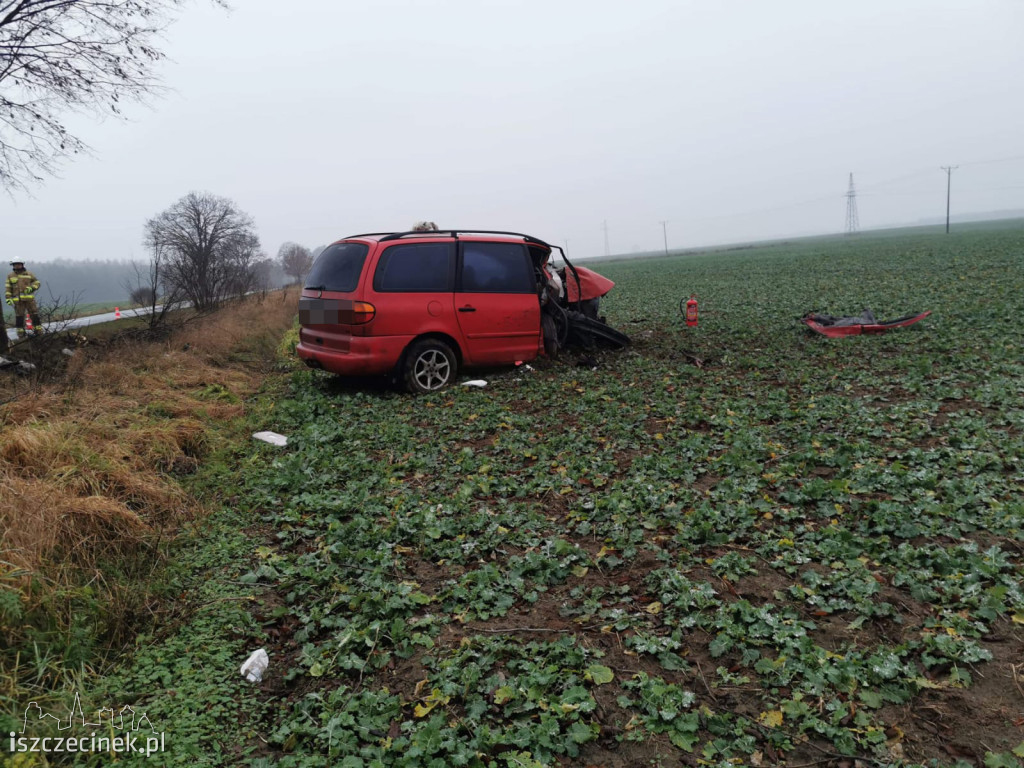 Volkswagen z dużą siłą uderzył w drzewo. Jedna osoba w szpitalu