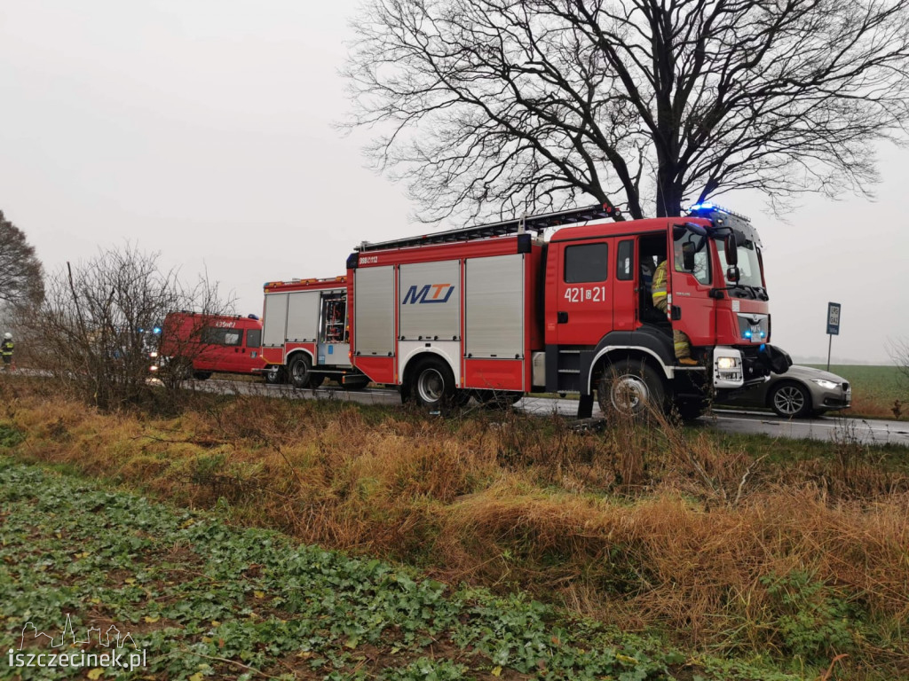 Volkswagen z dużą siłą uderzył w drzewo. Jedna osoba w szpitalu