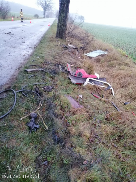 Volkswagen z dużą siłą uderzył w drzewo. Jedna osoba w szpitalu