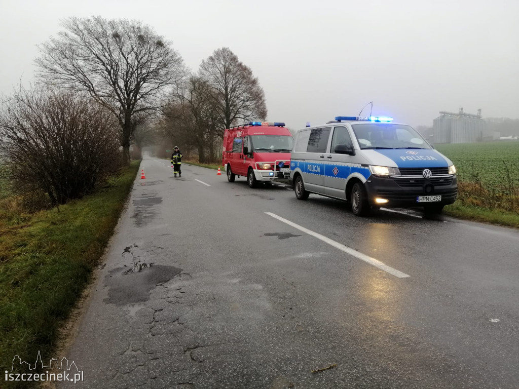Volkswagen z dużą siłą uderzył w drzewo. Jedna osoba w szpitalu