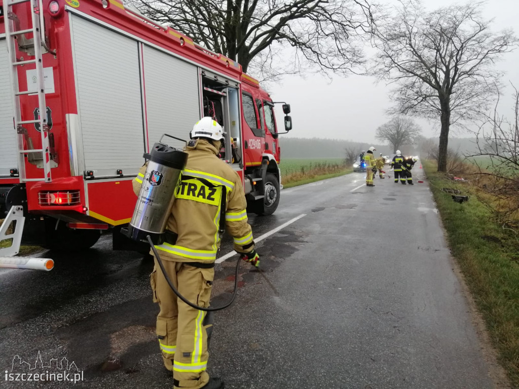 Volkswagen z dużą siłą uderzył w drzewo. Jedna osoba w szpitalu