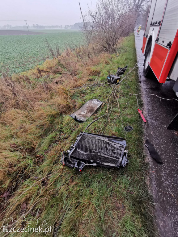 Volkswagen z dużą siłą uderzył w drzewo. Jedna osoba w szpitalu