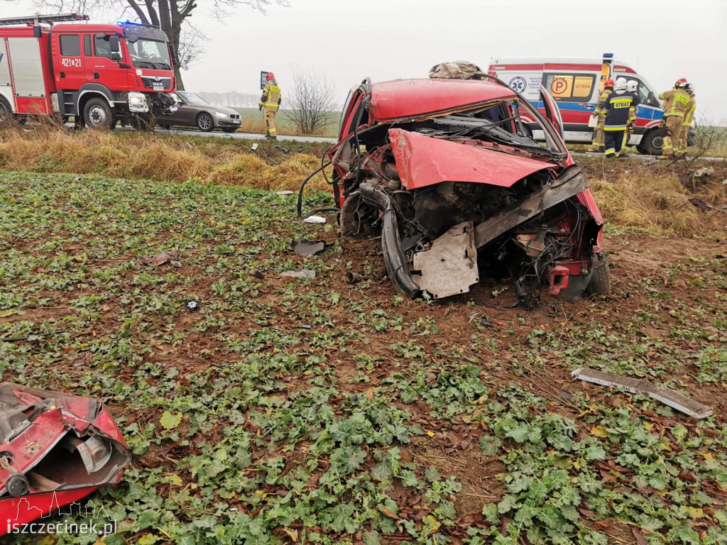 Volkswagen z dużą siłą uderzył w drzewo. Jedna osoba w szpitalu