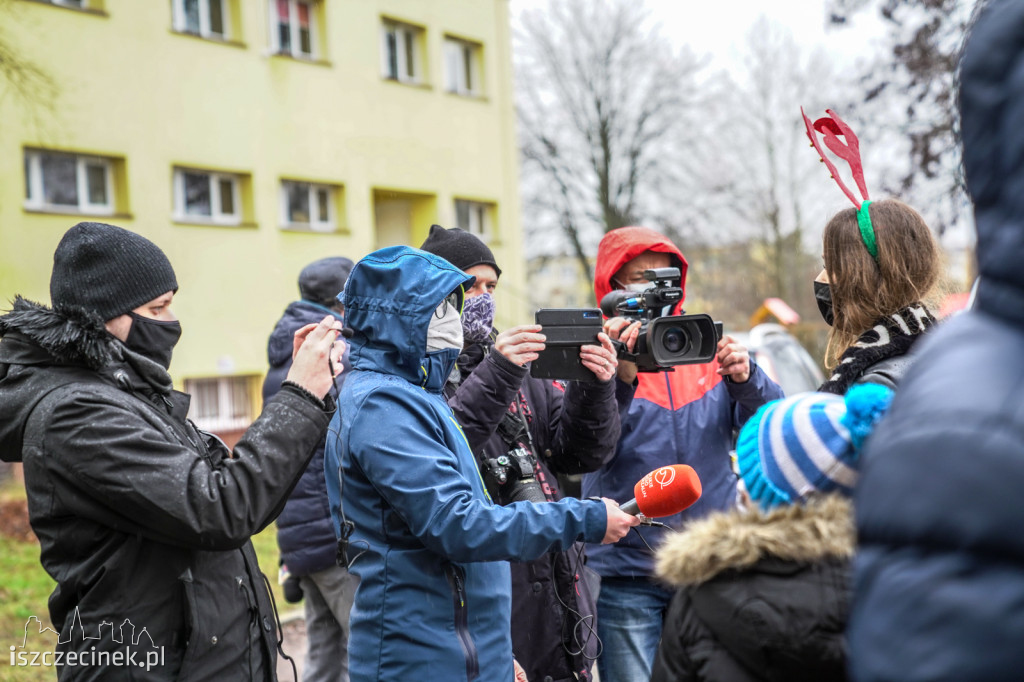 Medusa na święta. Youtuber przywiózł prezenty dla dzieci z domu dziecka