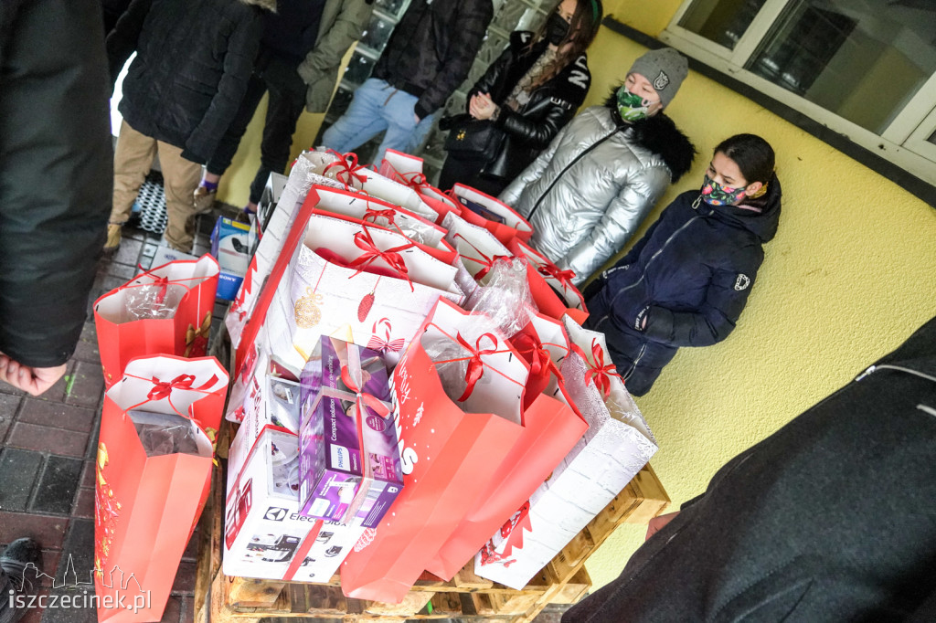 Medusa na święta. Youtuber przywiózł prezenty dla dzieci z domu dziecka