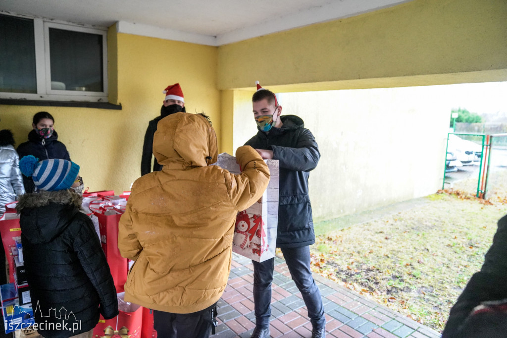 Medusa na święta. Youtuber przywiózł prezenty dla dzieci z domu dziecka