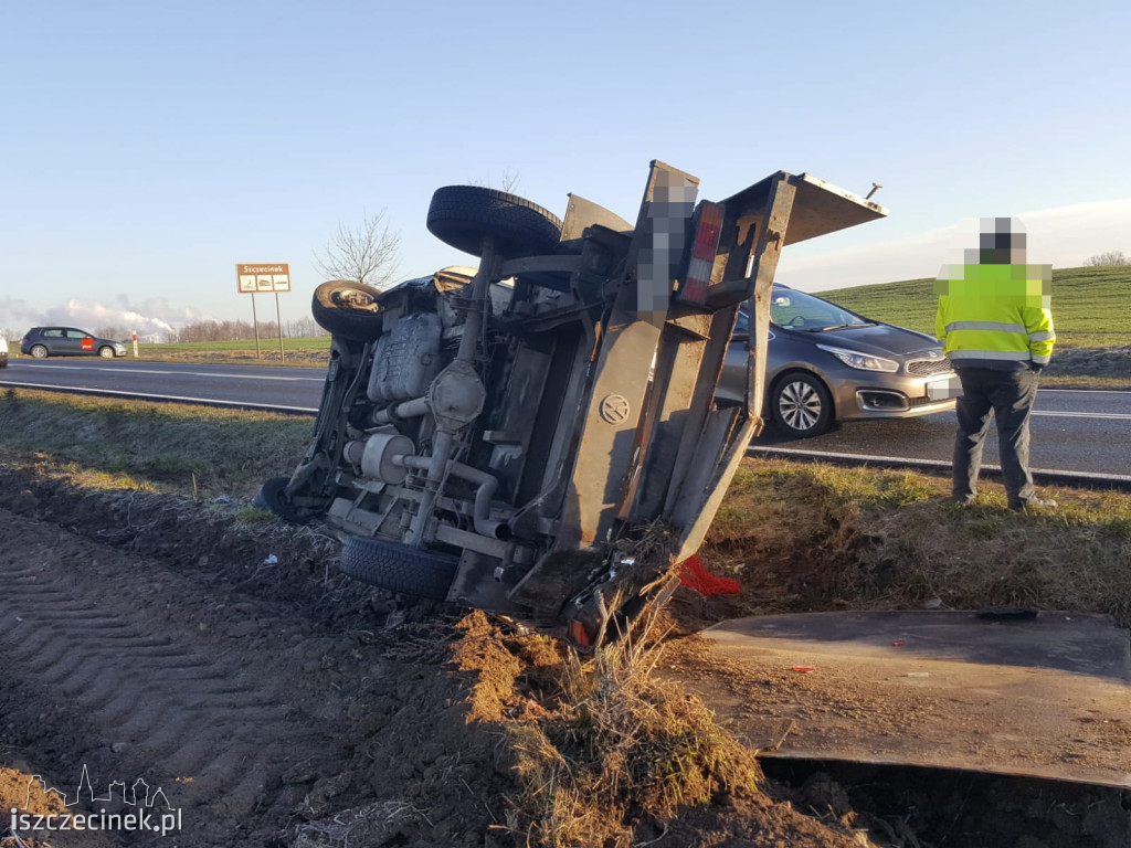 Dachowanie dostawczaka pod Szczecinkiem ZDJĘCIA