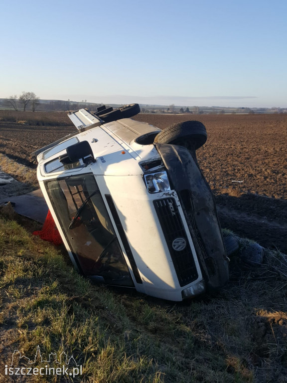 Dachowanie dostawczaka pod Szczecinkiem ZDJĘCIA