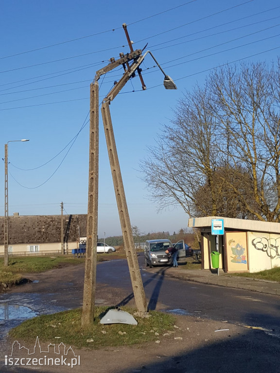 Fiat wpadł w poślizg. Zatrzymał się na słupie energetycznym
