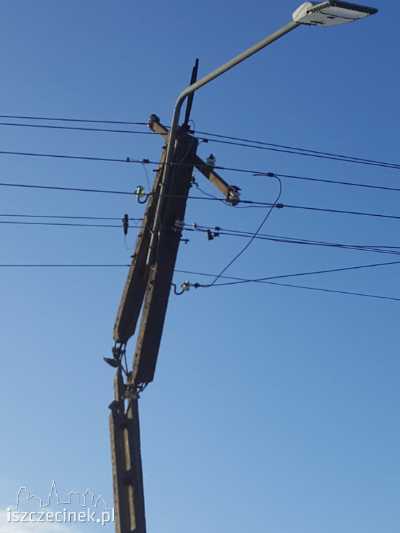 Fiat wpadł w poślizg. Zatrzymał się na słupie energetycznym