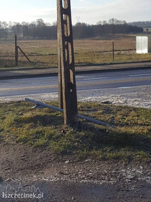 Fiat wpadł w poślizg. Zatrzymał się na słupie energetycznym