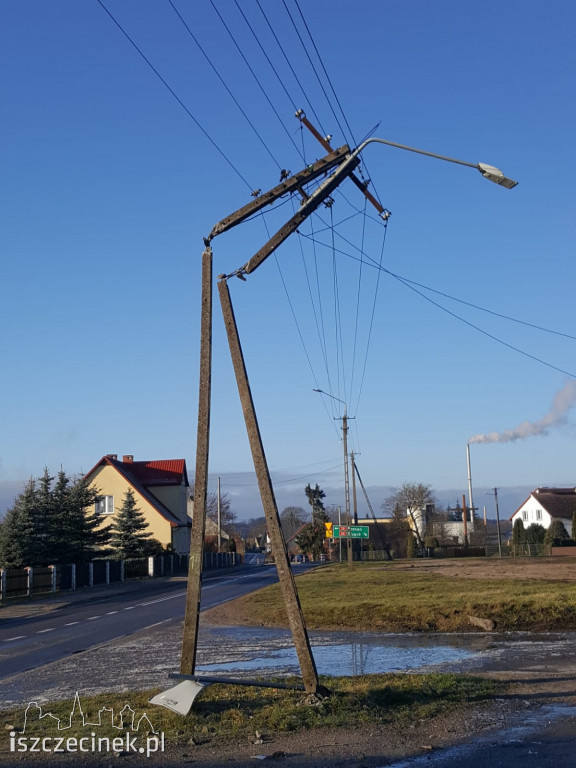 Fiat wpadł w poślizg. Zatrzymał się na słupie energetycznym