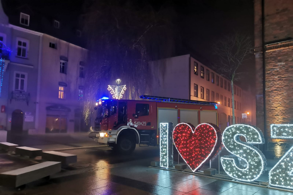 Pożar choinki przed ratuszem w Szczecinku