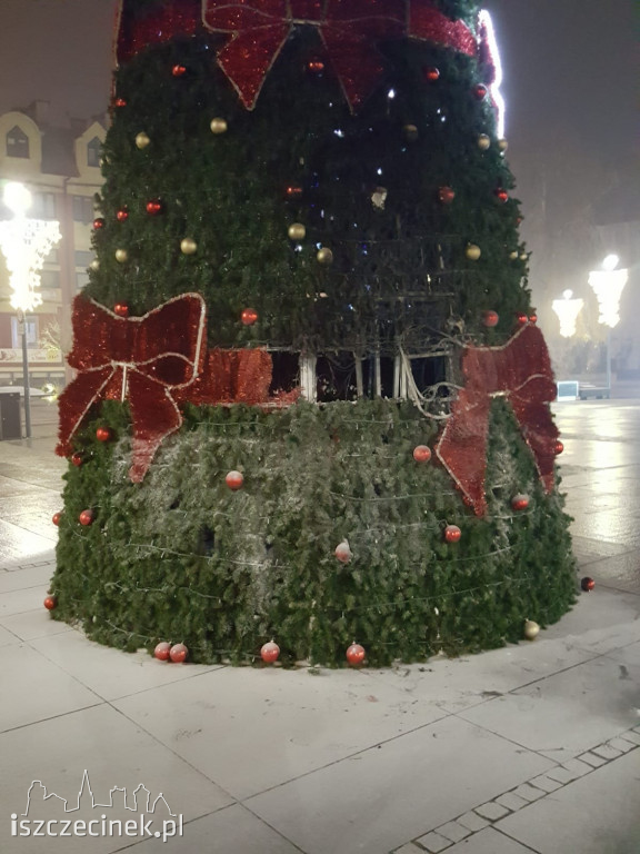 Pożar choinki przed ratuszem w Szczecinku