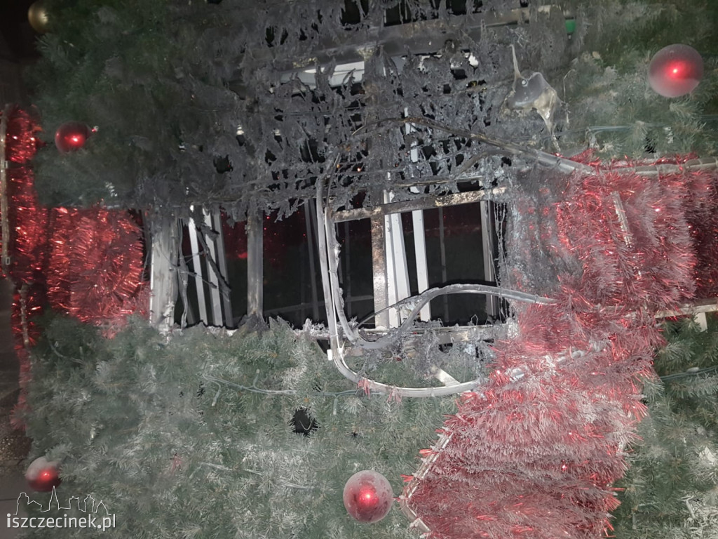 Pożar choinki przed ratuszem w Szczecinku