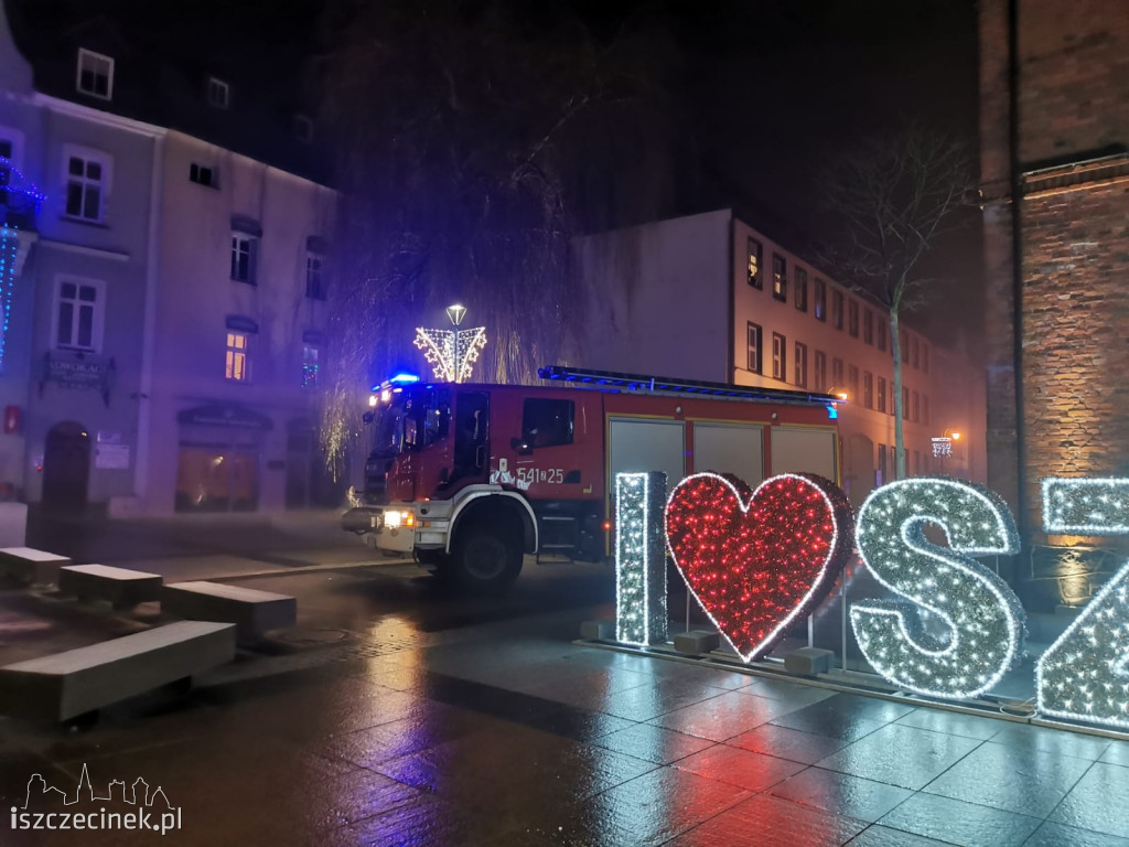 Pożar choinki przed ratuszem w Szczecinku