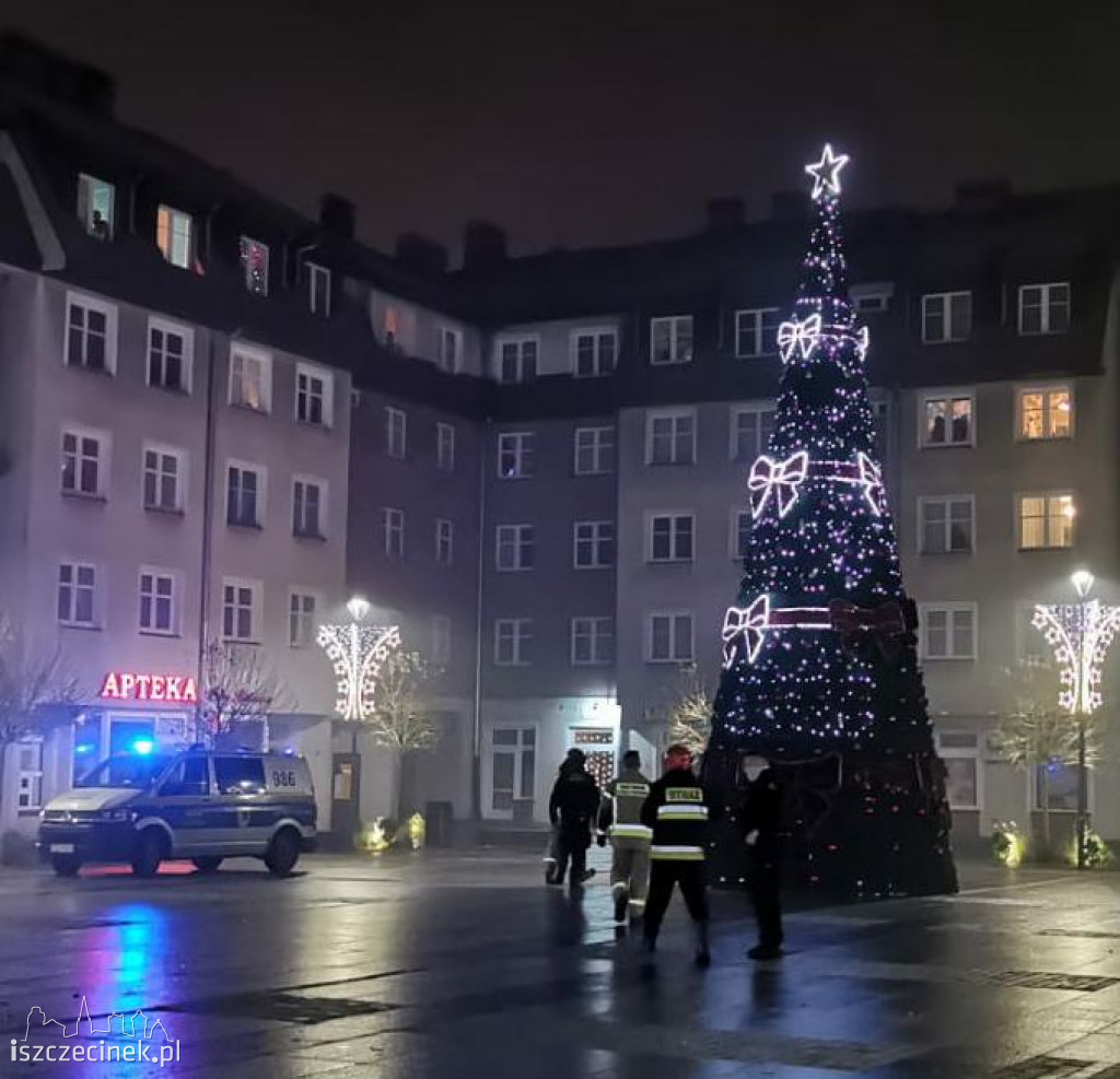 Pożar choinki przed ratuszem w Szczecinku