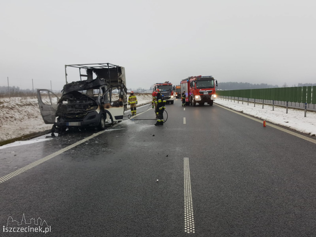 Pożar samochodu dostawczego na obwodnicy Szczecinka S-11