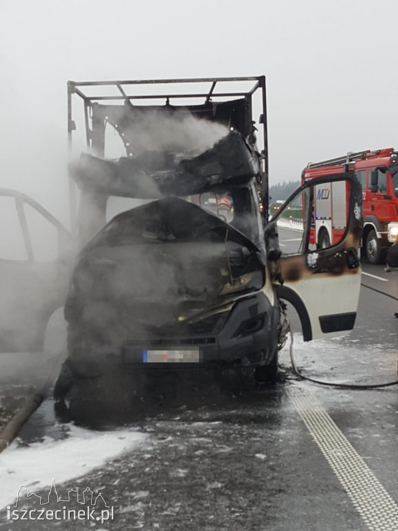 Pożar samochodu dostawczego na obwodnicy Szczecinka S-11