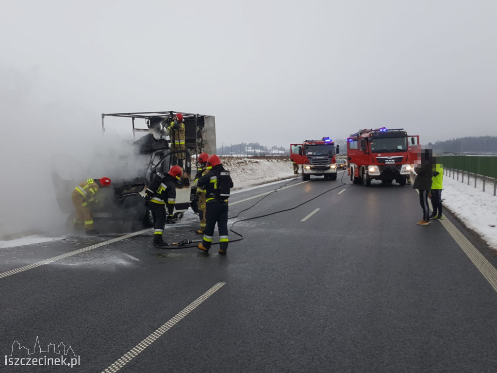 Pożar samochodu dostawczego na obwodnicy Szczecinka S-11
