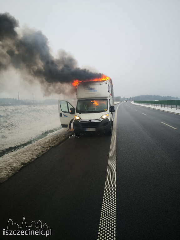 Pożar samochodu dostawczego na obwodnicy Szczecinka S-11