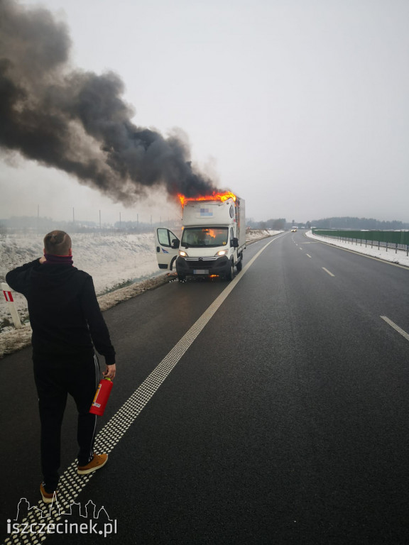 Pożar samochodu dostawczego na obwodnicy Szczecinka S-11