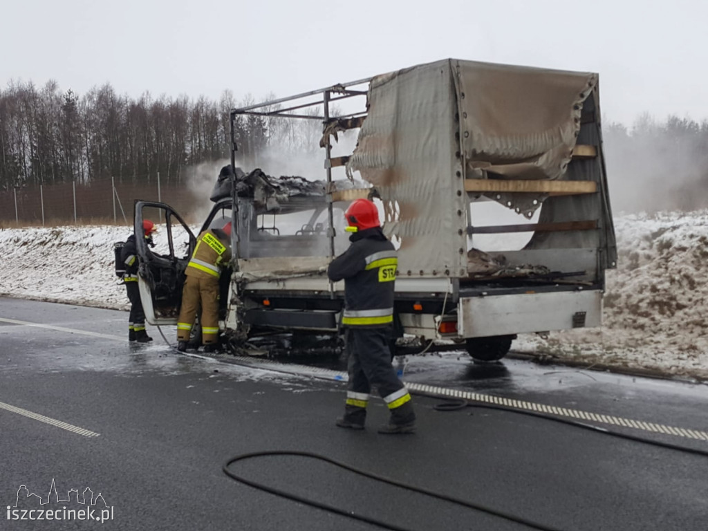 Pożar samochodu dostawczego na obwodnicy Szczecinka S-11