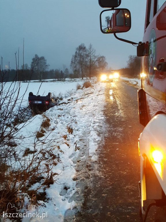 Dachowanie pod Lotyniem. Dwie osoby w szpitalu