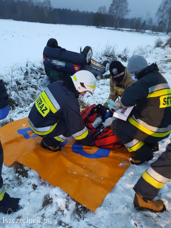 Dachowanie pod Lotyniem. Dwie osoby w szpitalu
