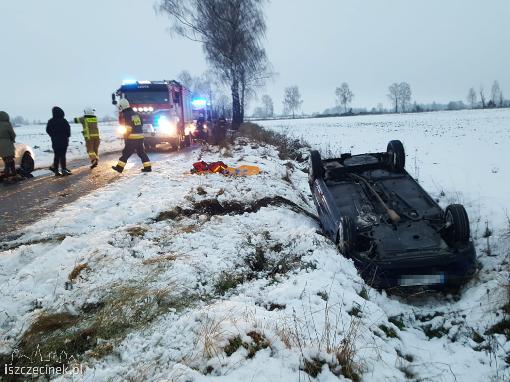 Dachowanie pod Lotyniem. Dwie osoby w szpitalu