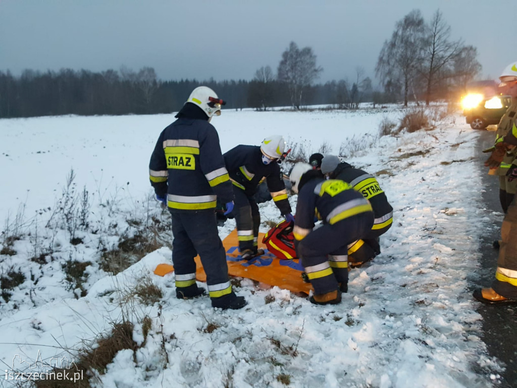 Dachowanie pod Lotyniem. Dwie osoby w szpitalu