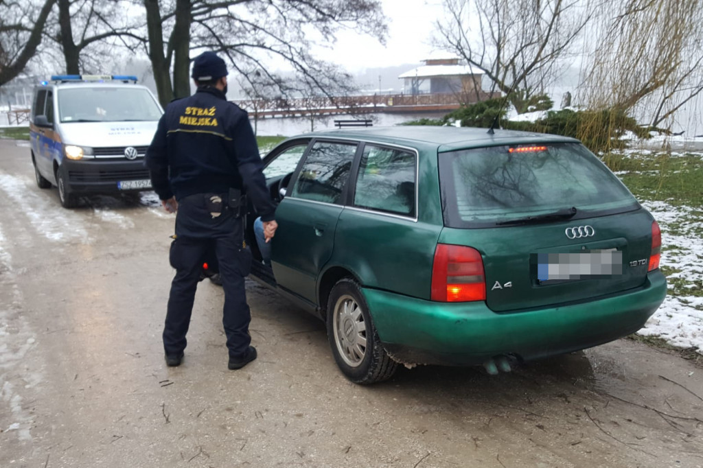 Najpierw dostał mandat za jazdę po parku, później roztrzaskał się na słupkach