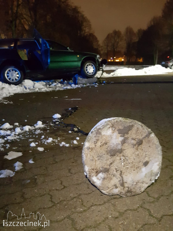 Najpierw dostał mandat za jazdę po parku, później roztrzaskał się na słupkach
