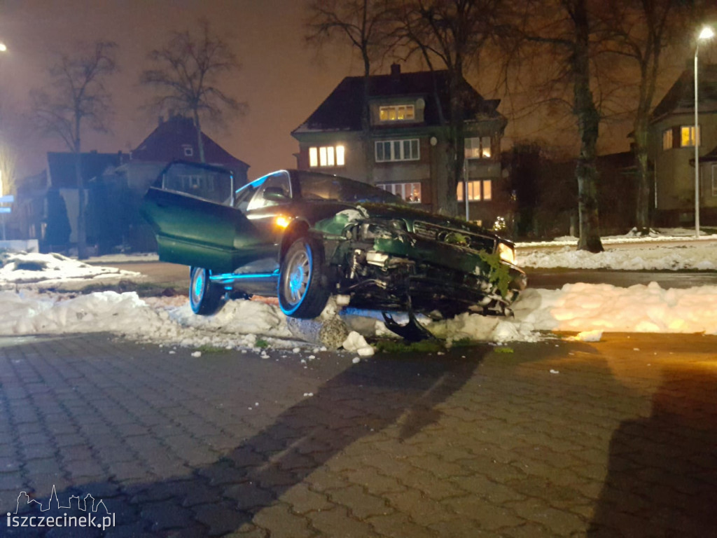 Najpierw dostał mandat za jazdę po parku, później roztrzaskał się na słupkach