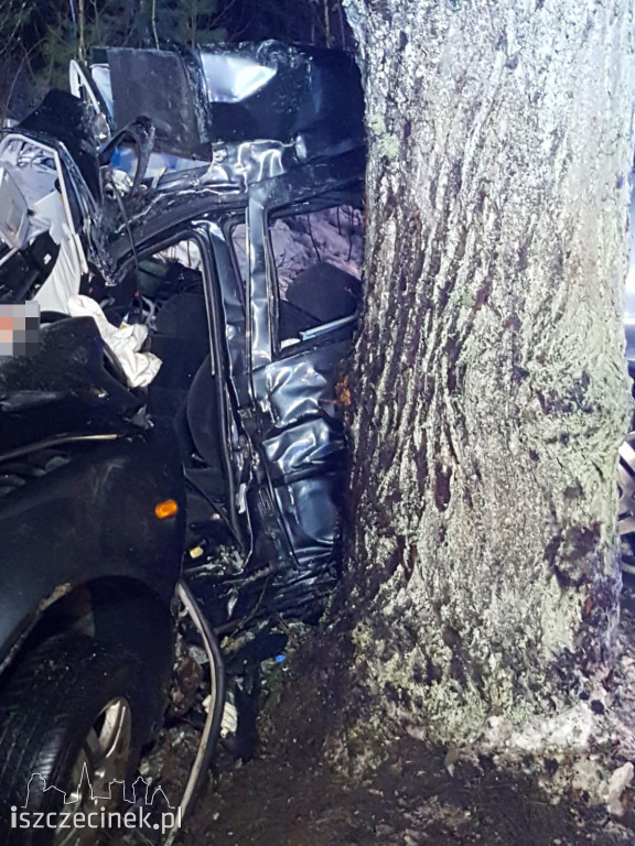 Tragiczny wypadek w gm. Borne Sulinowo. Samochód uderzył w drzewo. Zginął kierowca