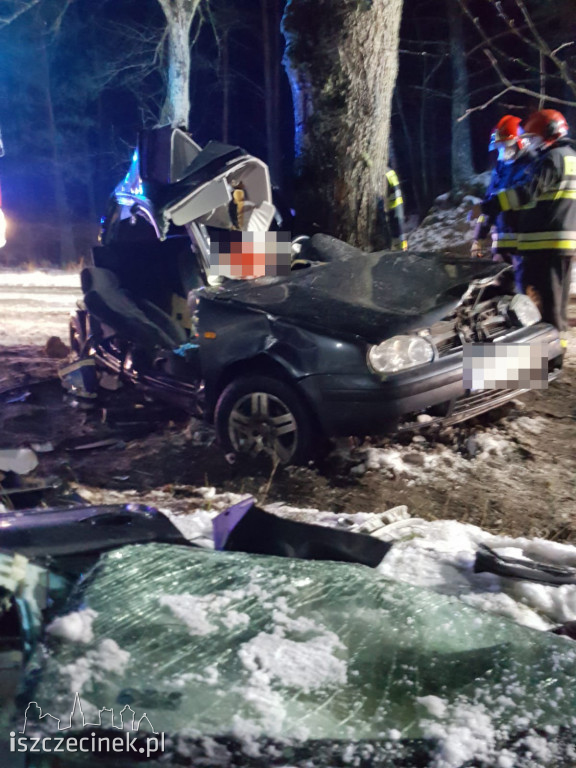 Tragiczny wypadek w gm. Borne Sulinowo. Samochód uderzył w drzewo. Zginął kierowca