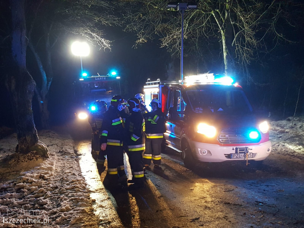 Tragiczny wypadek w gm. Borne Sulinowo. Samochód uderzył w drzewo. Zginął kierowca