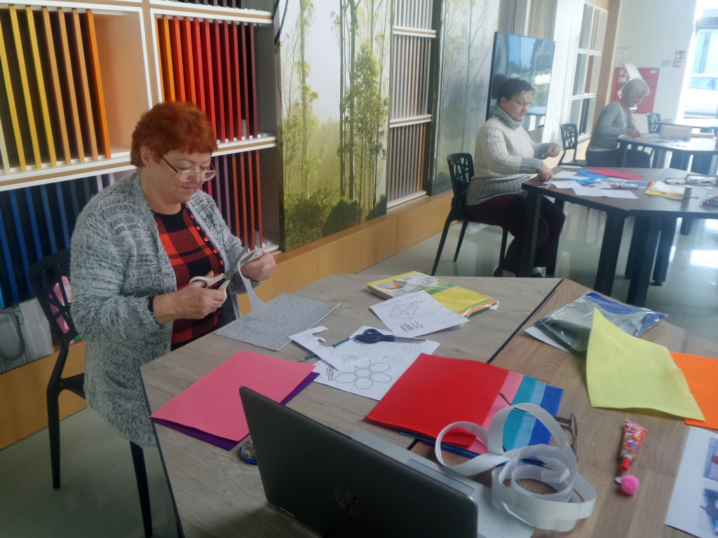 Seniorzy z myślą o innych. Kreatywne warsztaty w Kronospan