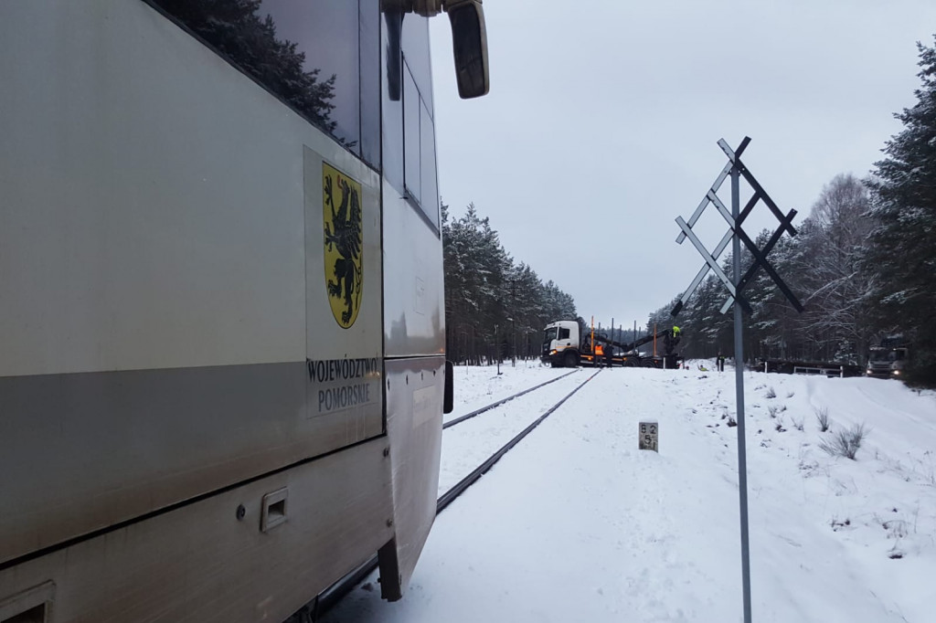 Ciężarówka utknęła na torach. Pociąg w porę wyhamował
