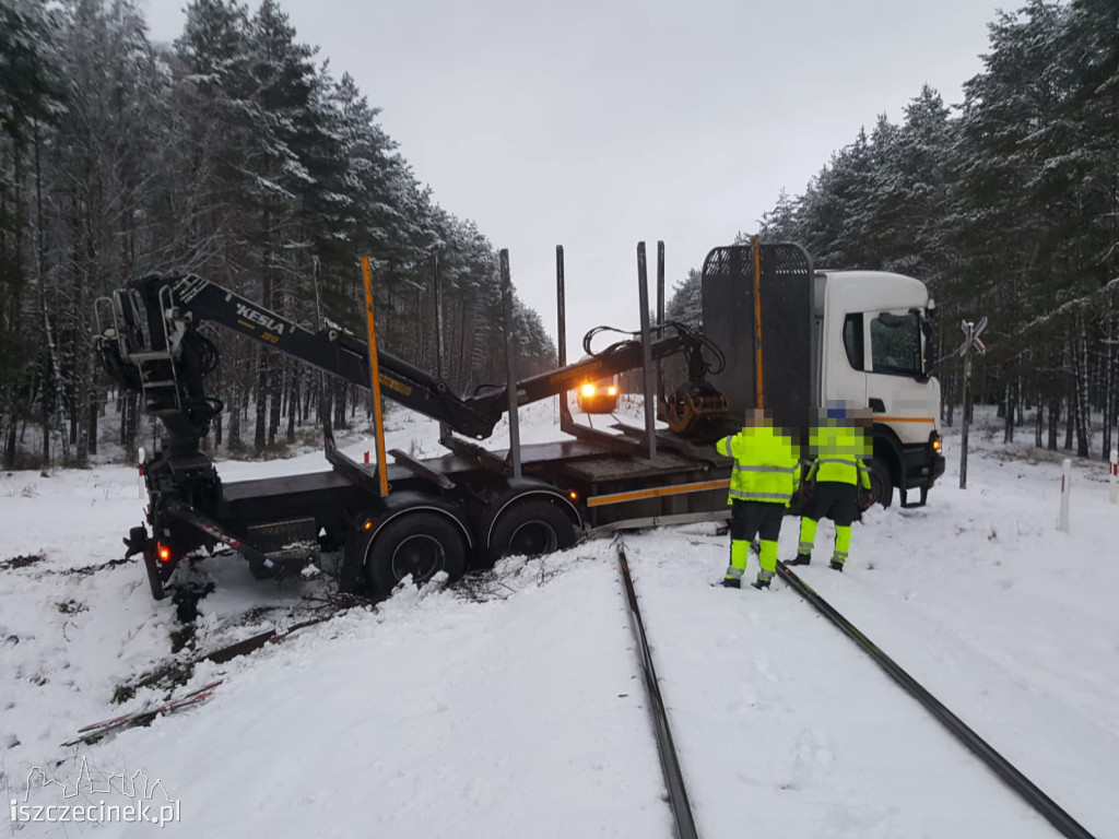 Ciężarówka utknęła na torach. Pociąg w porę wyhamował