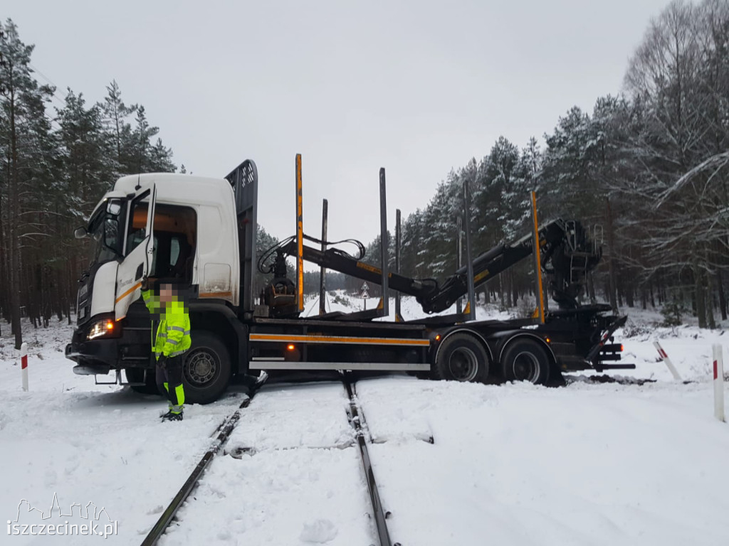 Ciężarówka utknęła na torach. Pociąg w porę wyhamował
