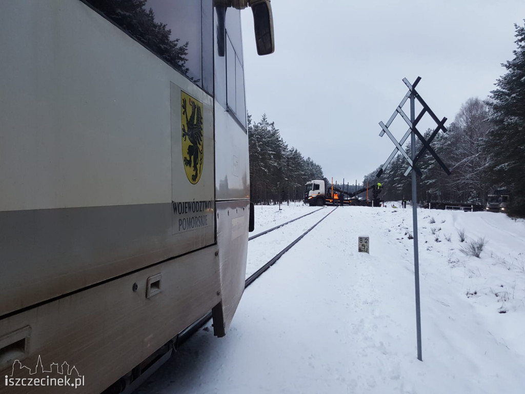 Ciężarówka utknęła na torach. Pociąg w porę wyhamował