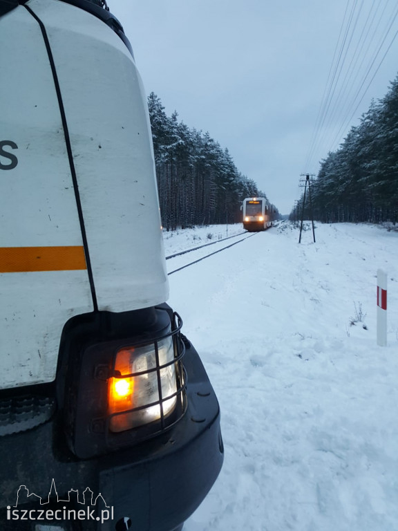 Ciężarówka utknęła na torach. Pociąg w porę wyhamował