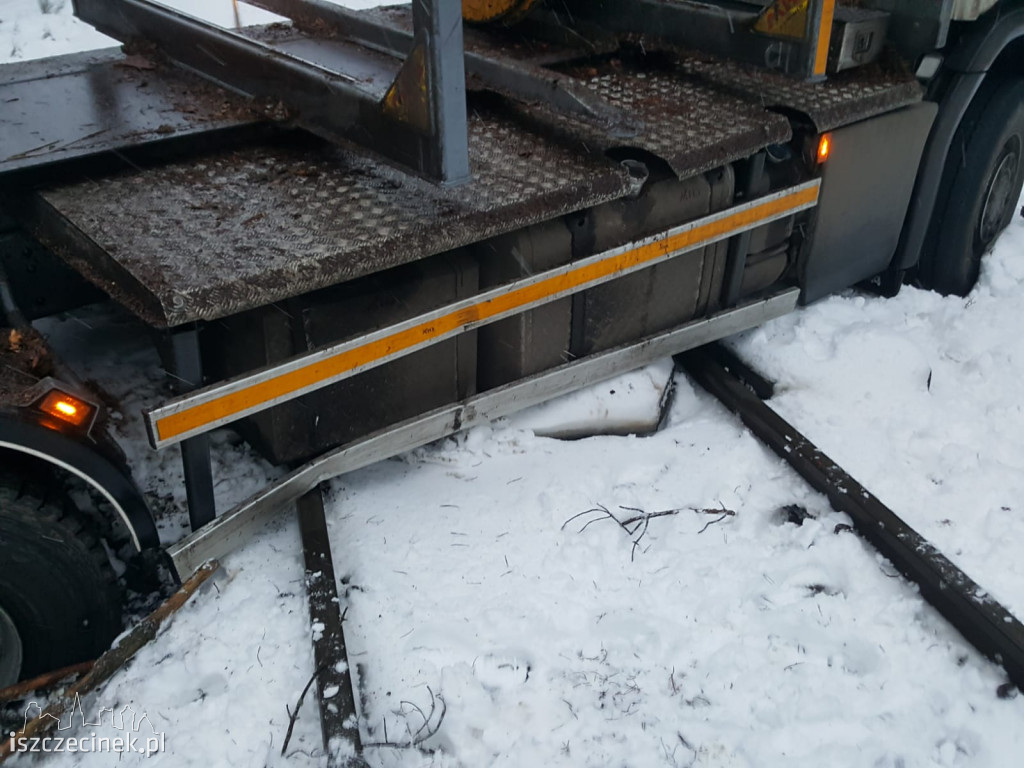 Ciężarówka utknęła na torach. Pociąg w porę wyhamował