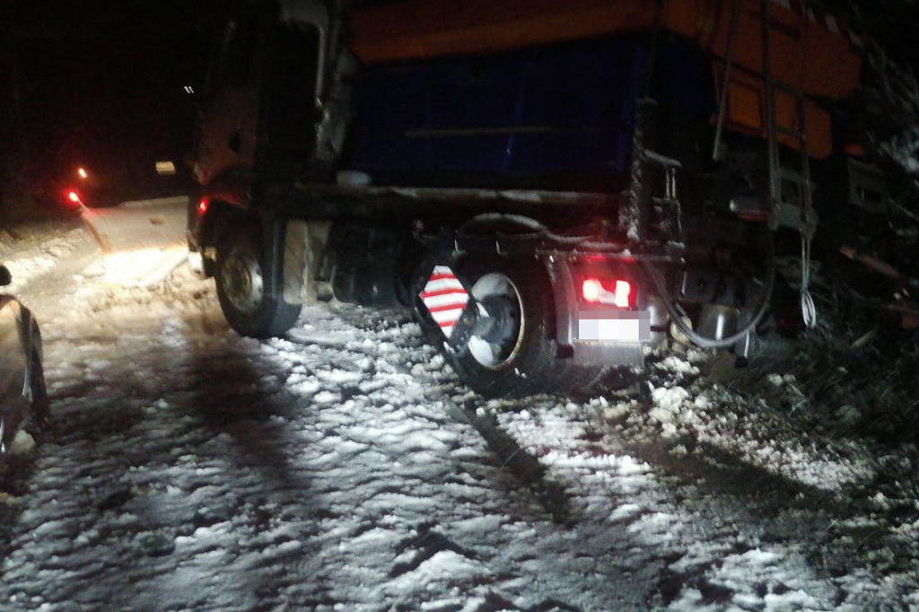 Autobus wpadł do rowu, pług uderzył w drzewo. Zima w regionie