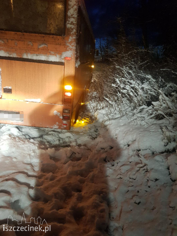 Autobus wpadł do rowu, pług uderzył w drzewo. Zima w regionie