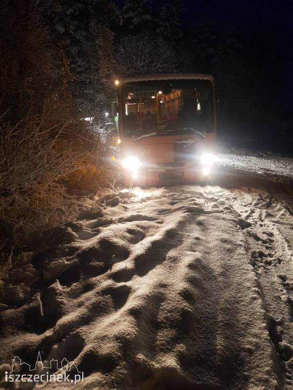 Autobus wpadł do rowu, pług uderzył w drzewo. Zima w regionie