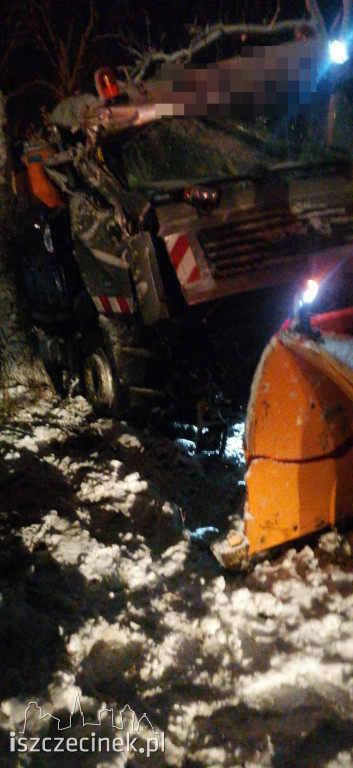 Autobus wpadł do rowu, pług uderzył w drzewo. Zima w regionie